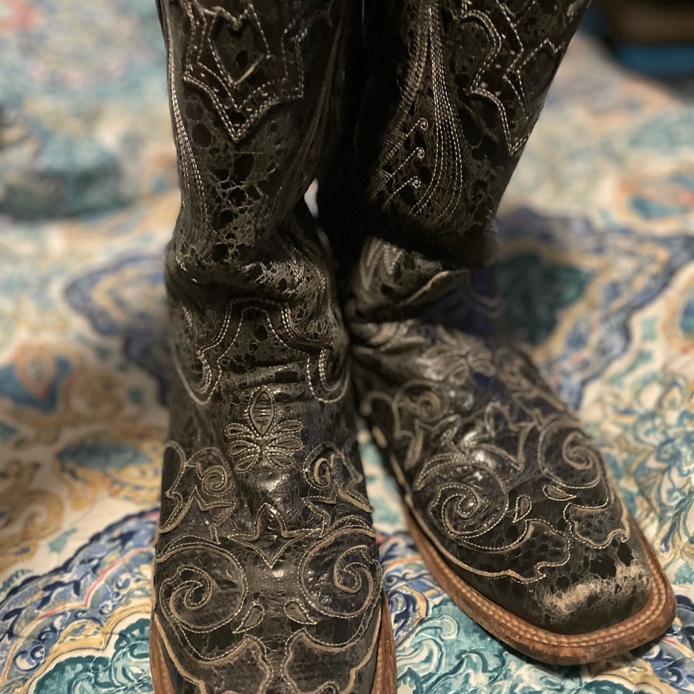 Corral Black distressed Lizard Inlay Women’s boots size 8 1/2